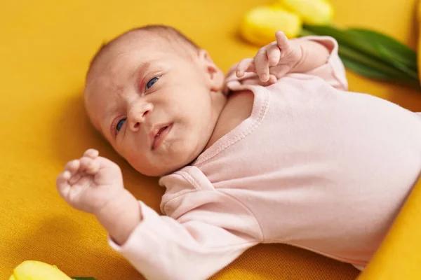 Schattige Spaanse Baby Liggend Bed Met Bloemen Slaapkamer — Stockfoto