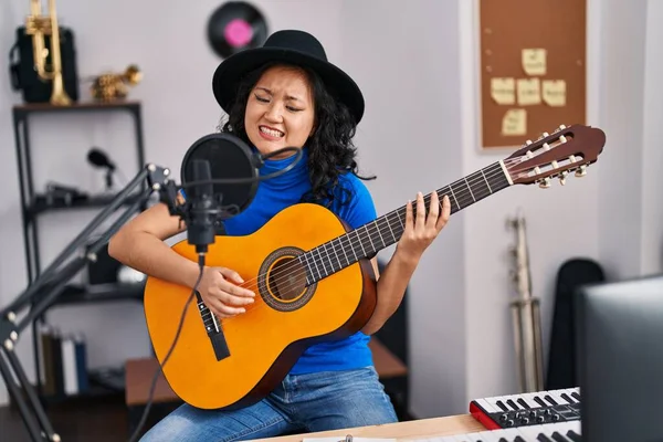 Joven Artista China Cantando Canción Tocando Guitarra Estudio Música — Foto de Stock