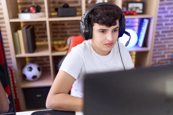 Non Binary Man Streamer Playing Video Game Using Computer Gaming — Foto Stock