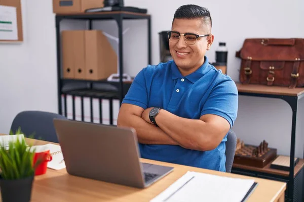 Молодий Іспаномовний Чоловік Працює Офісі Ноутбуком Щасливим Обличчям Посміхаючись Схрещеними — стокове фото