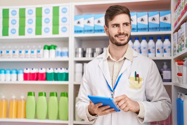 Young Caucasian Man Pharmacist Using Touchpad Working Pharmacy — Fotografia de Stock