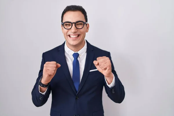 Junger Hispanischer Mann Anzug Und Krawatte Aufgeregt Für Den Erfolg — Stockfoto