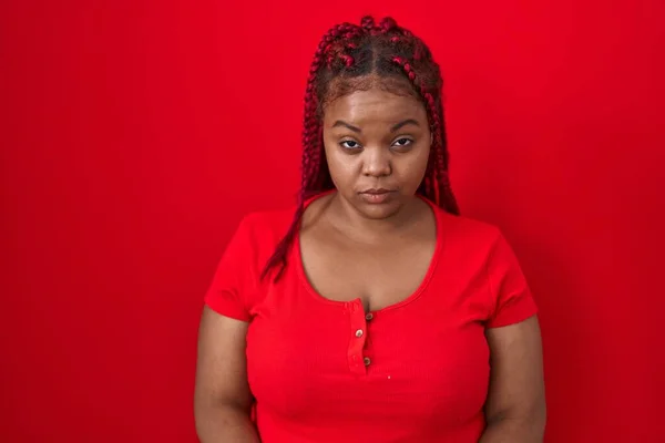 Mujer Afroamericana Con Pelo Trenzado Pie Sobre Fondo Rojo Escéptico —  Fotos de Stock