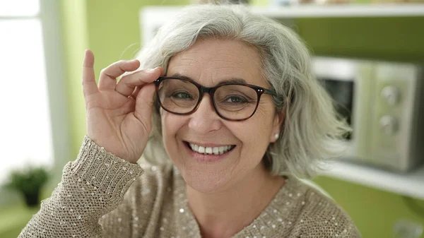 Middle Age Woman Grey Hair Smiling Confident Sitting Table Home — Stock Photo, Image