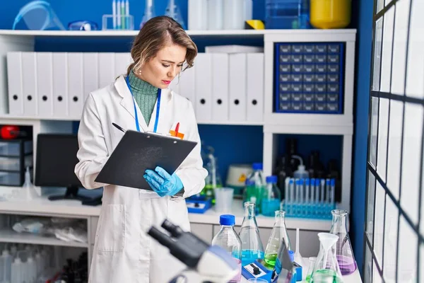 Jonge Vrouwelijke Wetenschapper Schrijft Rapport Laboratorium — Stockfoto