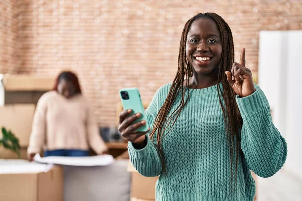 Femme Africaine Utilisant Smartphone Nouvelle Maison Surpris Par Une Idée — Photo