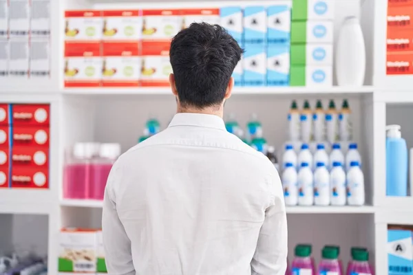 Jovem Hispânico Homem Cliente Olhando Prateleira Farmácia — Fotografia de Stock