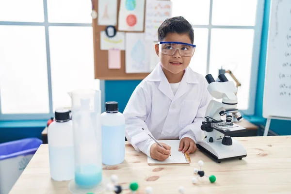 Entzückender Hispanischer Junge Mit Mikroskop Notizen Labor Klassenzimmer — Stockfoto