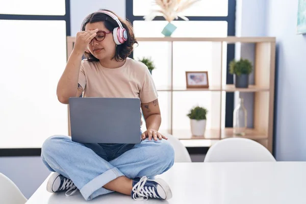 Young Hispanic Woman Using Laptop Sitting Table Wearing Headphones Tired — Stock Photo, Image