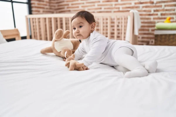 Sevimli Spanyol Bebek Yatak Odasında Rahat Bir Ifadeyle Yatakta Yatıyor — Stok fotoğraf