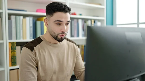Jovem Árabe Homem Estudante Usando Computador Estudando Sala Aula Universidade — Fotografia de Stock