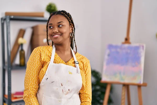 アフリカ系アメリカ人の女性は アートスタジオでは 顔に笑顔で 自然な表情と並んで目を離している 自信を持って — ストック写真