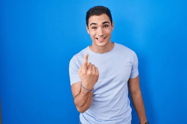 Young Hispanic Man Standing Blue Background Beckoning Come Here Gesture — Foto Stock