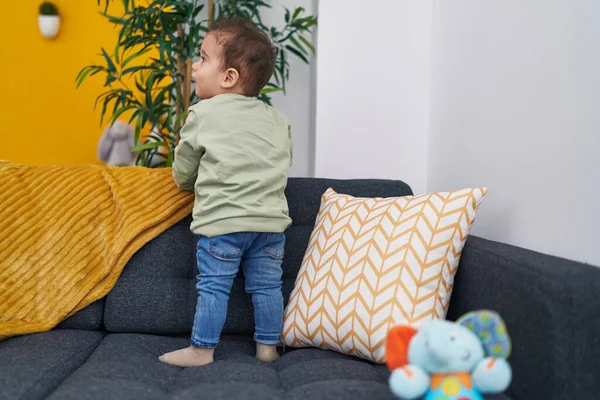 Liebenswerter Hispanischer Junge Steht Hause Auf Dem Sofa — Stockfoto