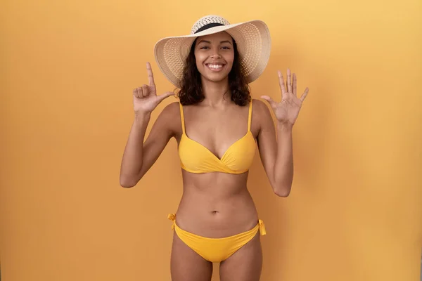 Young Hispanic Woman Wearing Bikini Summer Hat Showing Pointing Fingers — Stock Photo, Image