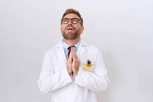 Lekarz Średnim Wieku Brodą Białym Płaszczu Żebrzący Modlący Się Rękami — Zdjęcie stockowe