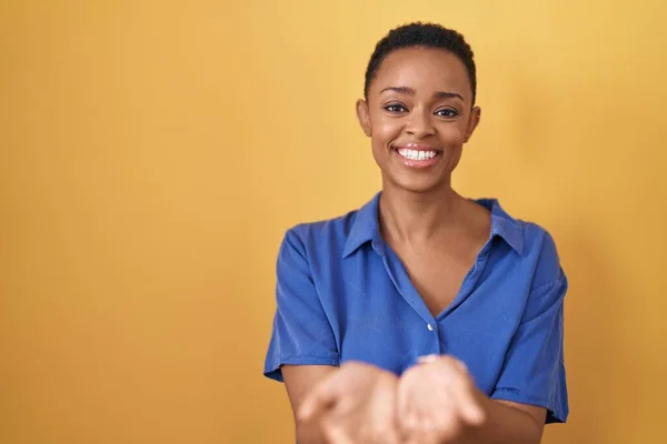Afro Amerikaanse Vrouw Die Een Gele Achtergrond Staat Glimlachen Met — Stockfoto