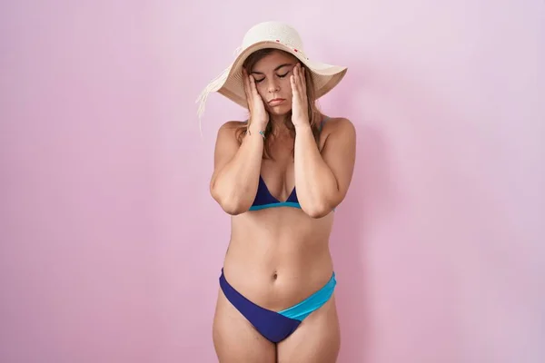 Fiatal Spanyol Visel Bikini Felett Rózsaszín Háttér Fáradt Kezek Takaró — Stock Fotó