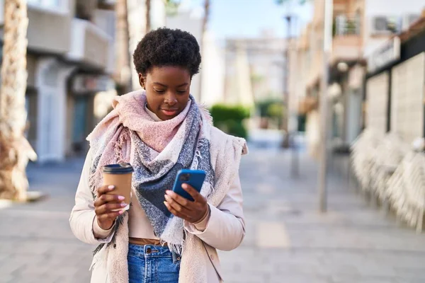 Αφροαμερικανή Γυναίκα Που Χρησιμοποιεί Smartphone Πίνοντας Καφέ Στο Δρόμο — Φωτογραφία Αρχείου