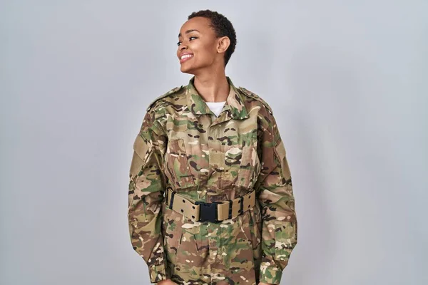 Linda Mulher Afro Americana Vestindo Uniforme Exército Camuflagem Olhando Para — Fotografia de Stock
