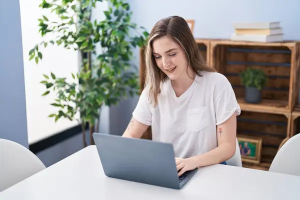 Young Woman Using Laptop Sitting Table Home — Φωτογραφία Αρχείου