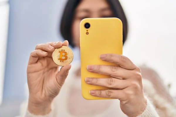 Jonge Chinese Vrouw Met Behulp Van Smartphone Met Bitcoin Thuis — Stockfoto