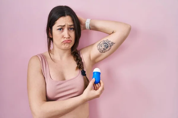 Mujer Morena Joven Usando Roll Desodorante Deprimido Preocuparse Por Angustia —  Fotos de Stock