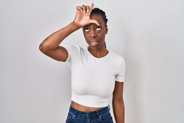 Mooie Zwarte Vrouw Staan Geïsoleerde Achtergrond Maken Plezier Van Mensen — Stockfoto