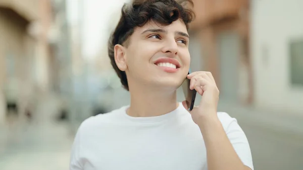 Δυαδικό Άνθρωπος Χαμογελά Αυτοπεποίθηση Μιλώντας Στο Smartphone Στο Δρόμο — Φωτογραφία Αρχείου