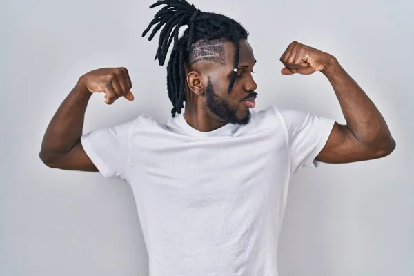 Hombre Africano Con Rastas Con Camiseta Casual Sobre Fondo Blanco —  Fotos de Stock