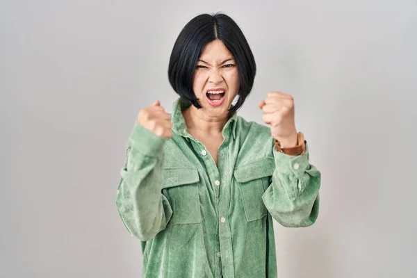 아시아 여자는 주먹을 소리를 지르면서 좌절감 터뜨렸다 분노와 공격적 — 스톡 사진