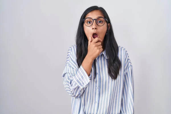 Young Hispanic Woman Wearing Glasses Looking Fascinated Disbelief Surprise Amazed — Stock Photo, Image