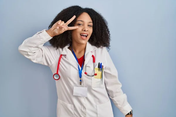 Junge Afrikanisch Amerikanische Frau Arztuniform Und Stethoskop Beim Friedenssymbol Mit — Stockfoto