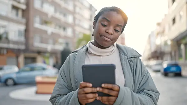 Afričanky Americká Žena Pomocí Touchpad Uvolněným Výrazem Ulici — Stock fotografie