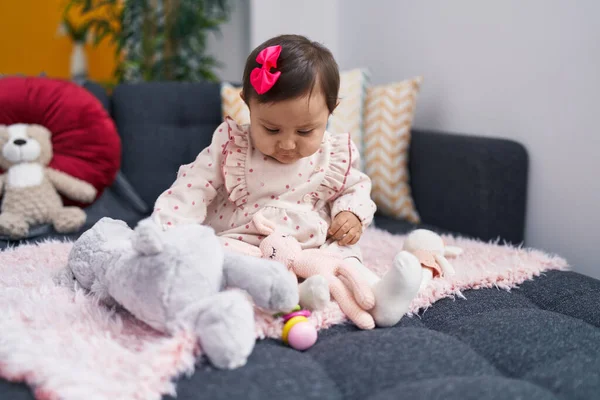Evdeki Kanepede Oturan Sevimli Spanyol Bebek Oyuncak Bebekle Oynuyor — Stok fotoğraf