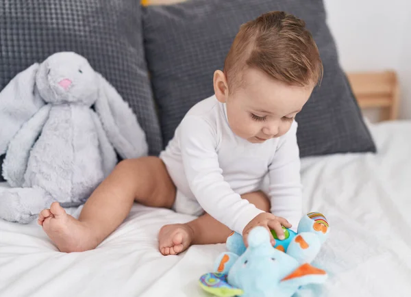 Sevimli Beyaz Bebek Evde Yatakta Fil Oyuncağıyla Oynuyor — Stok fotoğraf