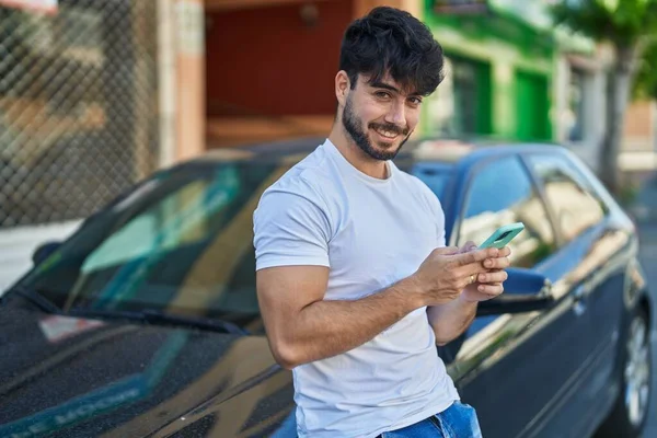 Young Hispanic Man Using Smartphone Leaning Car Street — Photo
