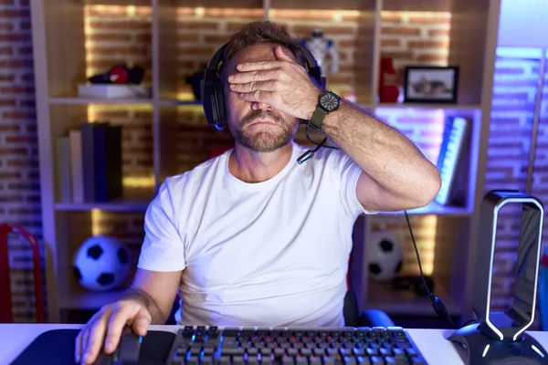 Man Van Middelbare Leeftijd Met Baard Die Videospelletjes Speelt Met — Stockfoto