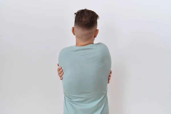Ισπανόφωνος Άντρας Γενειάδα Που Στέκεται Πάνω Από Λευκό Φόντο Αγκαλιάζοντας — Φωτογραφία Αρχείου