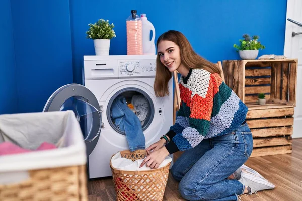 Jonge Vrouw Glimlachen Zelfverzekerde Wassen Kleren Wasruimte — Stockfoto