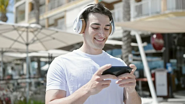 Young Hispanic Man Smiling Confident Watching Video Smartphone Coffee Shop — Stock Photo, Image