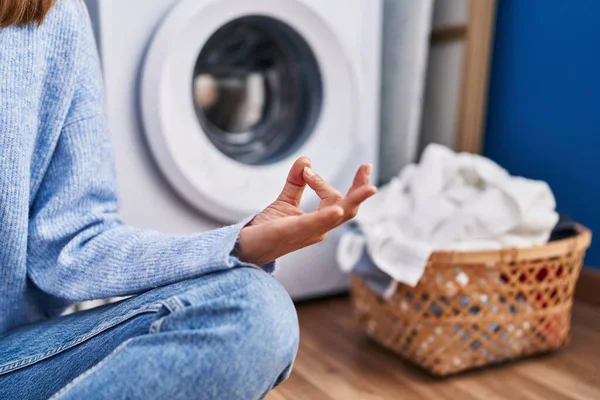 Yoga Yapan Genç Bir Kadın Çamaşır Odasında Çamaşır Makinesini Bekliyor — Stok fotoğraf