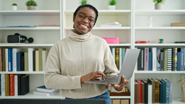 Africano Americano Mulher Estudante Usando Laptop Universidade Biblioteca — Fotografia de Stock