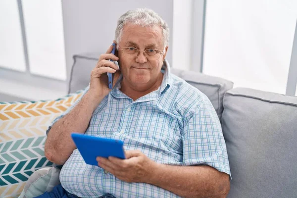 Μεσήλικας Γκριζομάλλης Μιλάει Στο Smartphone Χρησιμοποιώντας Touchpad Στο Σπίτι — Φωτογραφία Αρχείου