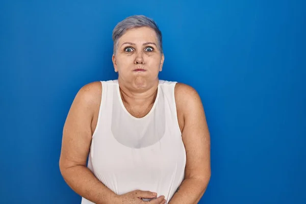 Orta Yaşlı Beyaz Bir Kadın Mavi Arka Planda Durmuş Komik — Stok fotoğraf