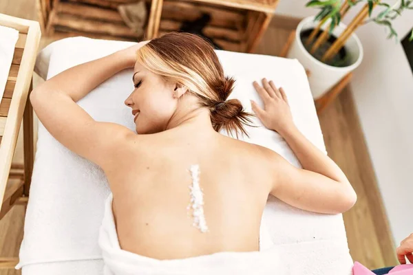 Young Caucasian Woman Lying Table Having Back Massage Using Salt — Stockfoto