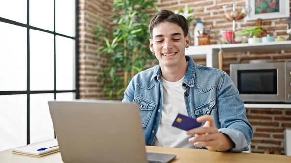 Jonge Spaanse Man Winkelend Met Laptop Creditcard Zittend Tafel Eetzaal — Stockfoto