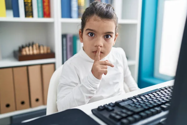 值得称道的是 他的恐慌女生在课堂上用计算机做着沉默的手势 — 图库照片