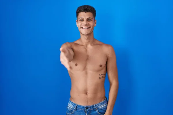 Ung Latinamerikansk Man Står Skjorta Över Blå Bakgrund Leende Vänlig — Stockfoto