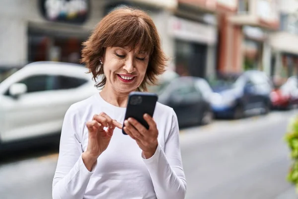 Middle Age Woman Smiling Confident Using Smartphone Street — Stock Photo, Image